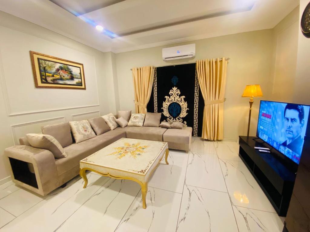 Holidazzle Serviced Apartments Bahria Town 라왈핀디 외부 사진