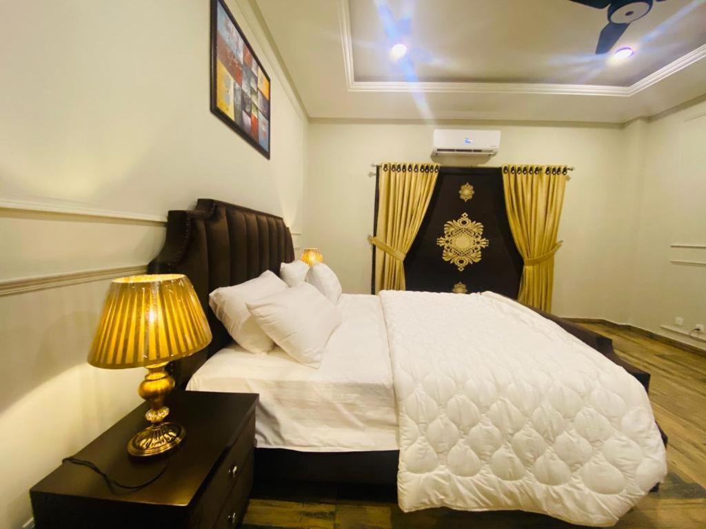 Holidazzle Serviced Apartments Bahria Town 라왈핀디 외부 사진