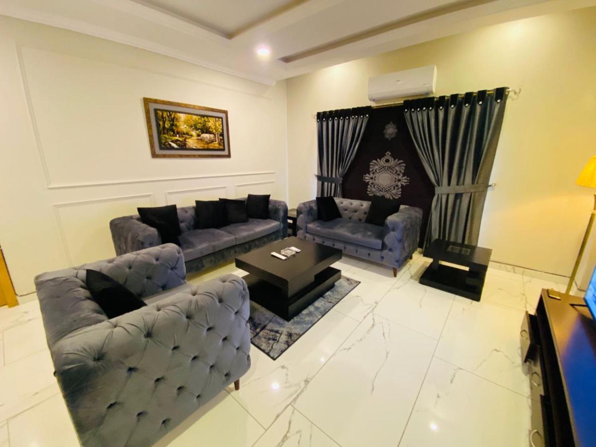 Holidazzle Serviced Apartments Bahria Town 라왈핀디 외부 사진