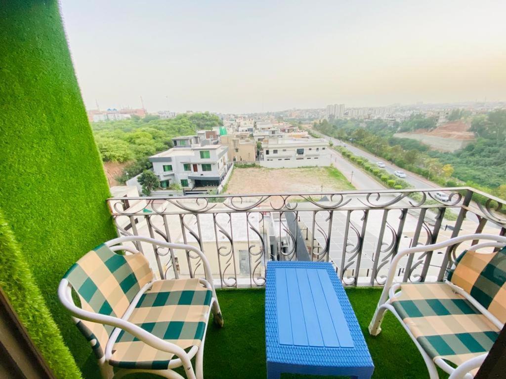 Holidazzle Serviced Apartments Bahria Town 라왈핀디 외부 사진