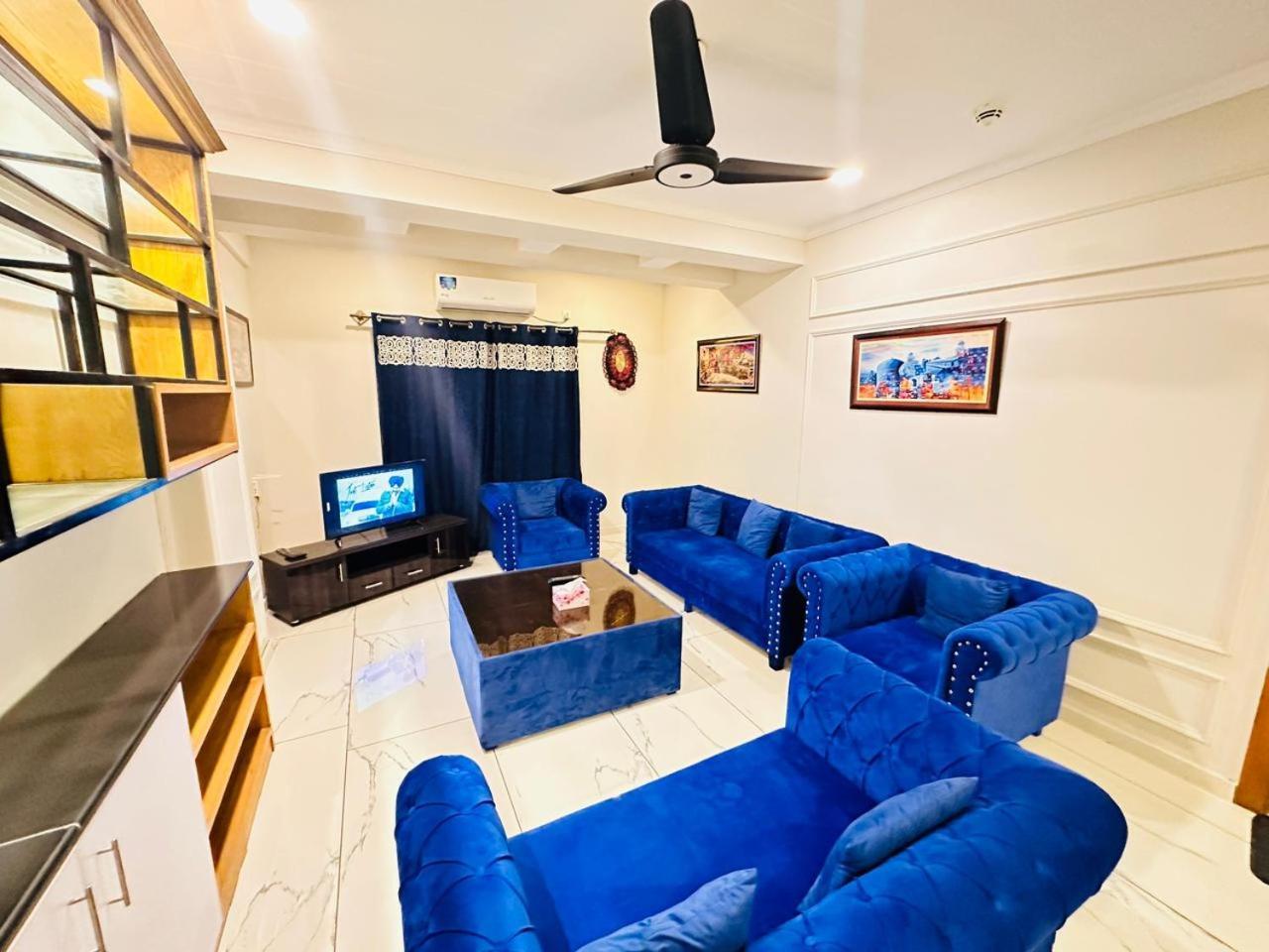 Holidazzle Serviced Apartments Bahria Town 라왈핀디 객실 사진