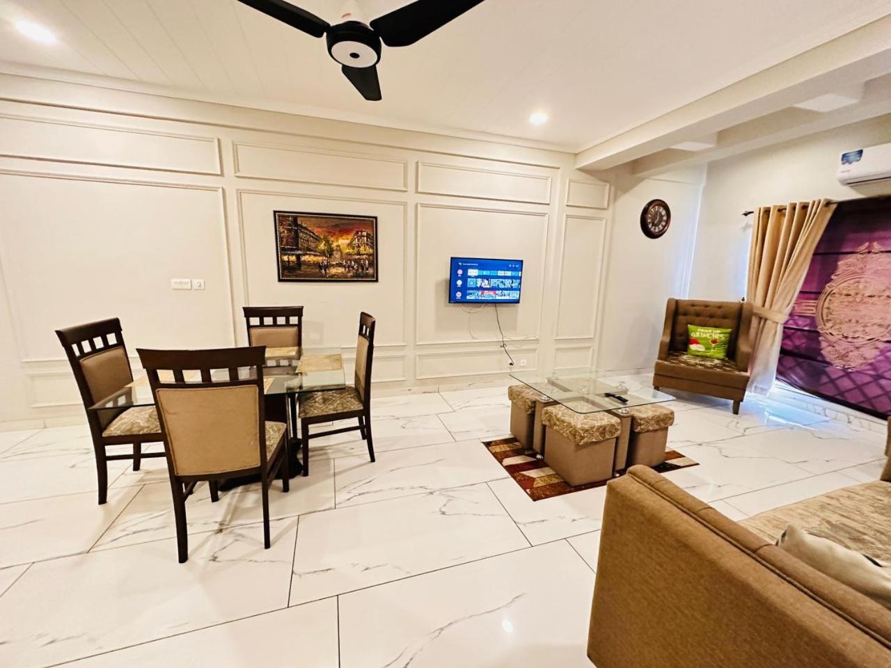 Holidazzle Serviced Apartments Bahria Town 라왈핀디 객실 사진