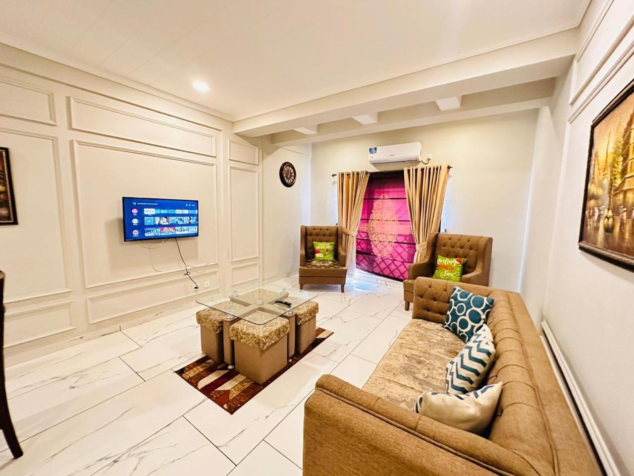 Holidazzle Serviced Apartments Bahria Town 라왈핀디 객실 사진